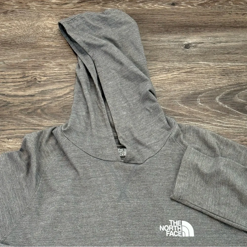 The North Face Mens Classic Fit Hoodie Heather Gray Lightweight Pullover Medium